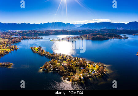 In Germania, in Baviera, Est Allgaeu, Garmisch-Partenkirchen district, Alpine Foreland, vista aerea del lago Staffelsee con le isole Foto Stock