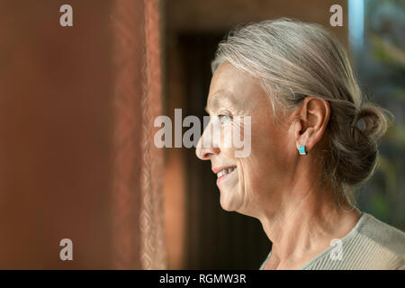 Profilo di sorridente donna senior Foto Stock