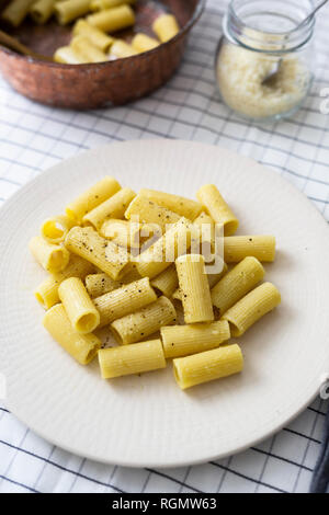 Maccheroni 'cacio e pepe", il formaggio e il pepe nero Foto Stock