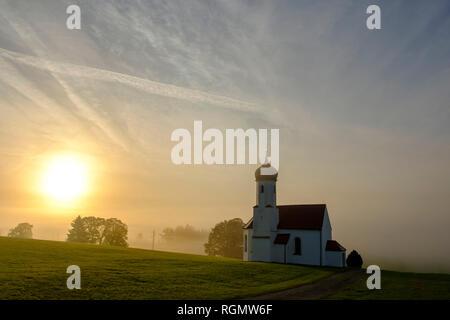 Germania, Sankt Johannisrain, chiesa di nebbia di mattina Foto Stock