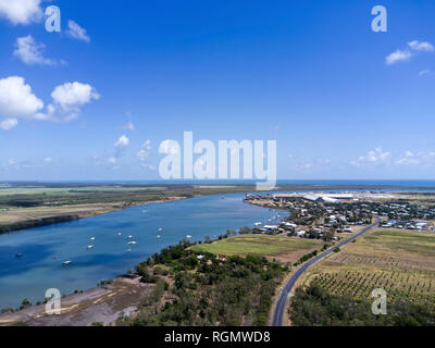 Antenna di case con il proprio molo privato sul fiume Burnett a teste di Burnett, Bundaberg Queensland Australia Foto Stock