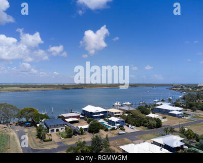 Antenna di case con il proprio molo privato sul fiume Burnett a teste di Burnett, Bundaberg Queensland Australia Foto Stock