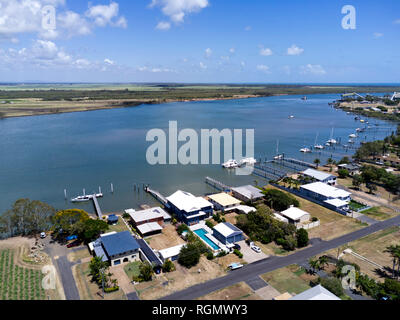 Antenna di case con il proprio molo privato sul fiume Burnett a teste di Burnett, Bundaberg Queensland Australia Foto Stock