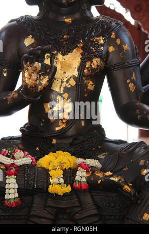 In un tempio buddista (Wat Intharavihan) a Bangkok (Thailandia). Foto Stock