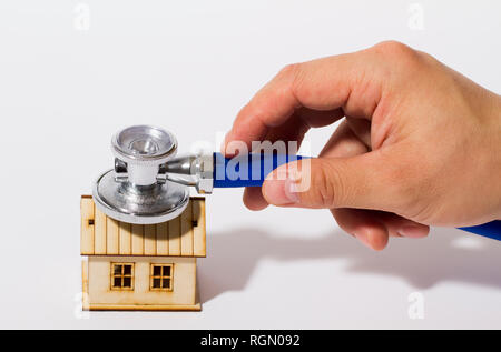 Piccola casa con stetoscopio, analisi immobiliare Foto Stock