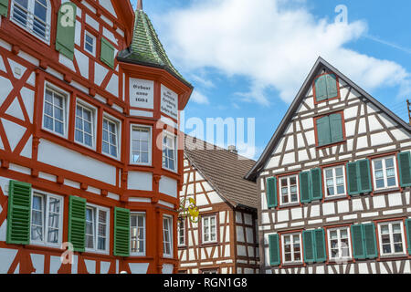 Tipiche case a graticcio nella città vecchia Schiltach, Foresta Nera, Germania, architettura con finestra a bovindo e gable Foto Stock