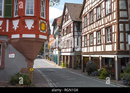 Street con tipiche case a graticcio, Foresta Nera, in Germania, città Schiltach nella Valle Kinzig Foto Stock