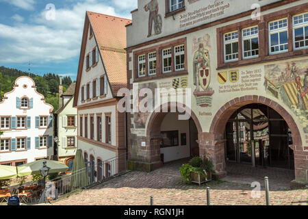 Municipio nel centro storico della cittadina Schiltach, Foresta Nera, Germania, facciata con dipinti di significato regionale e storia, arenaria regionale Foto Stock