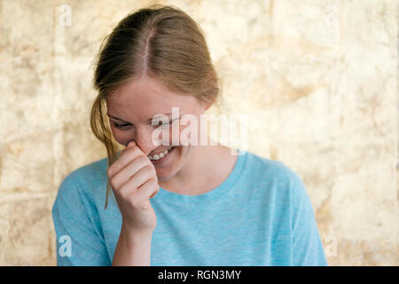 Ritratto di ridere giovane donna Foto Stock