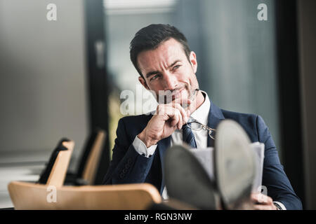 Imprenditore la lettura dei documenti, pensando Foto Stock