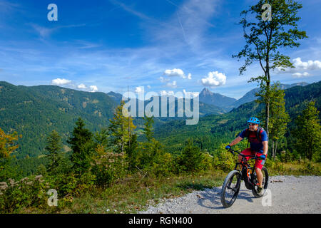 Austria, Tirolo, Juifen, Rotwand pascoli di montagna, uomini maturi in mountain bike Foto Stock