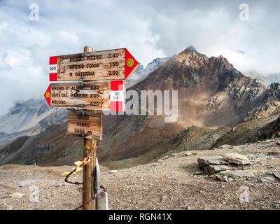 L'Italia, Ortler Alpi, segno post, Gran Zebru in background Foto Stock