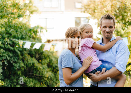 Ritratto di famiglia felice in giardino Foto Stock