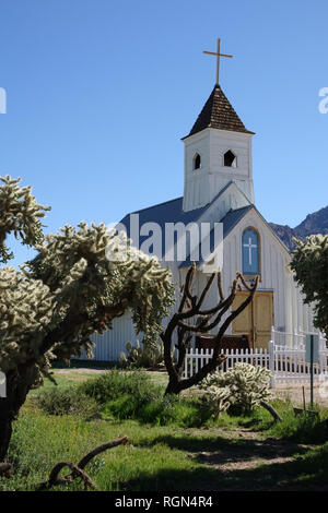 Una vista di Elvis Presley Memorial Chapel situato alla base del Superstition Mountains. La cappella fu costruita per spostare Charrol. Foto Stock