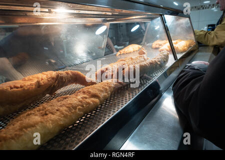 Di fresco pesce cucinato sul display in un inglese un pesce e Chip shop Foto Stock