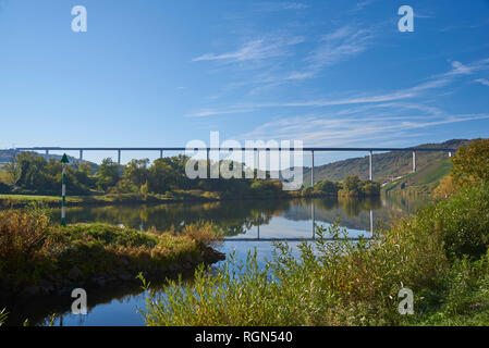 In Germania, in Renania Palatinato, Bernkastel-Wittlich, Zeltingen-Rachtig, Uerzig, Mosella, alto ponte della Mosella Foto Stock