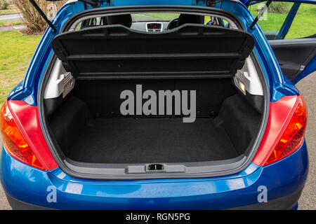 Spazio vuoto nel bagagliaio di una Peugeot 207 5 porta 2009 auto in Inghilterra Foto Stock