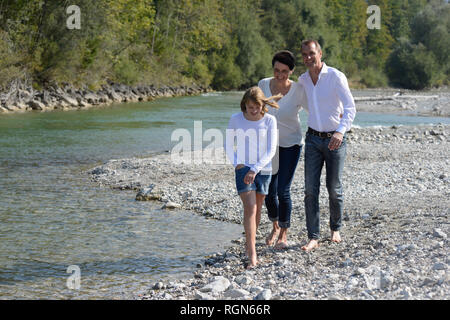 Famiglia passeggiare lungo il fiume Isar, Alta Baviera, Germania Foto Stock