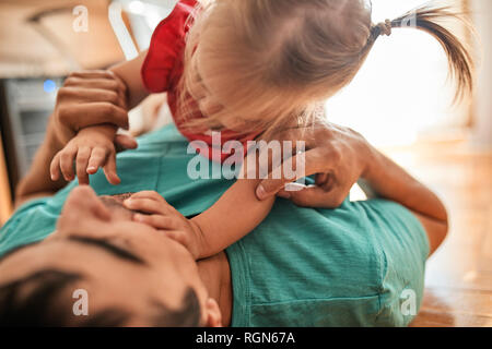 Padre e figlia piccola giocando insieme a casa Foto Stock