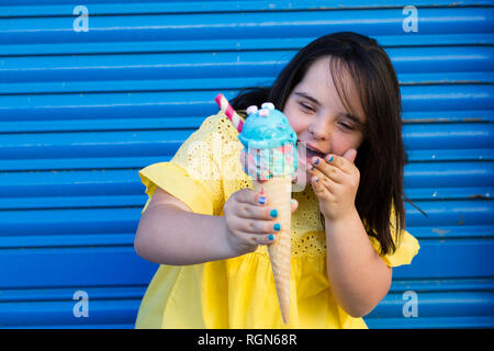 Ragazza adolescente con sindrome di down godendo di un gelato Foto Stock