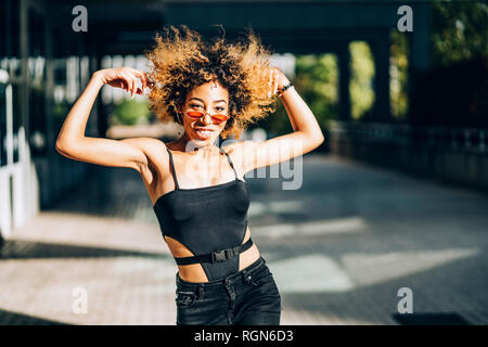 Ritratto di giovane donna balli all'aperto Foto Stock