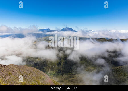 Reunion, Reunion National Park, Route forestiere du Volcan, vista da Riviere des Remparts e Piton des Neiges Foto Stock