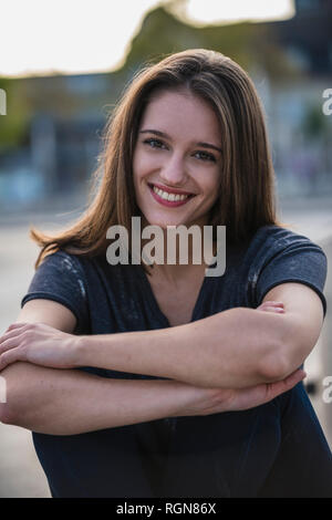 Ritratto di sorridente giovane donna all'aperto Foto Stock