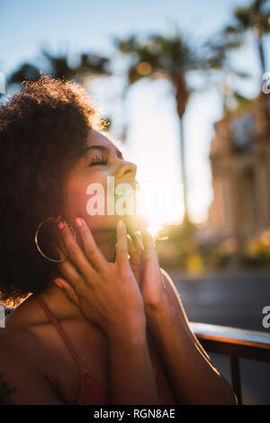 Stati Uniti d'America, Nevada, Las Vegas, ritratto di felice giovane donna in città Foto Stock