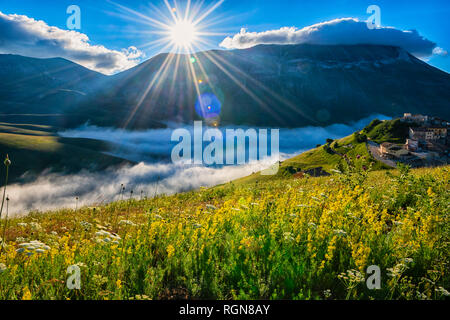 L'Italia, l'Umbria, il Parco Nazionale dei Monti Sibillini, piano Grande di Castelluccio di Norcia a sunrise Foto Stock