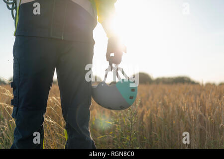 Close-up di tecnico in un campo con arrampicata attrezzature Foto Stock