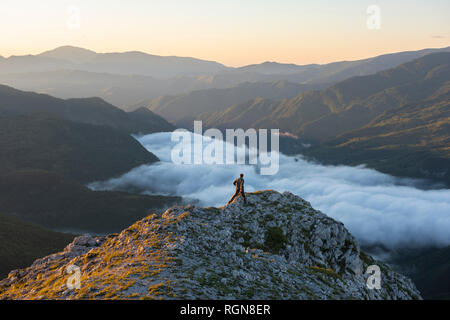 L'Italia, l'Umbria, il Parco Nazionale dei Monti Sibillini, escursionista in punto di vista di sunrise Foto Stock