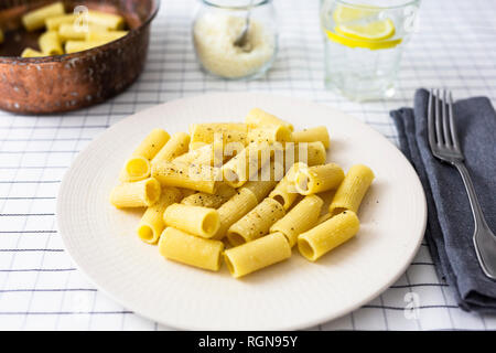 Maccheroni 'cacio e pepe", il formaggio e il pepe nero Foto Stock