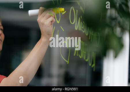 La scrittura a mano offerta sul vetro di finestra in un cafe Foto Stock