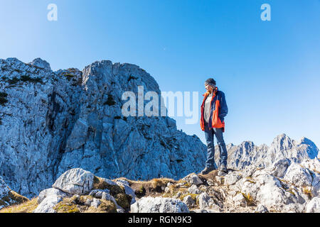 Germania, Garmisch-Partenkirchen, Alpspitze, Osterfelderkopf, femmina escursionista in punto di vista guardando a vista Foto Stock