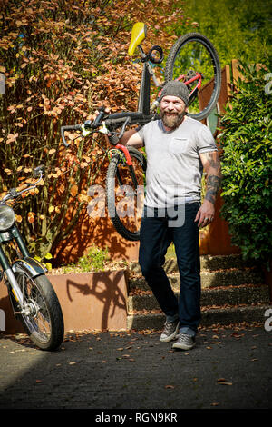 Ritratto di uomo la commutazione da moto a noleggio Foto Stock