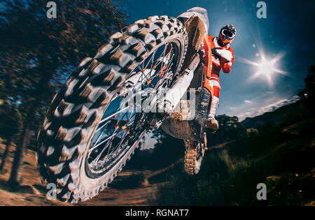 Motocross biker jumping Foto Stock