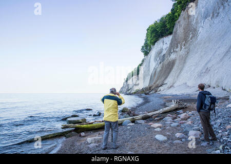 Germania, Meclemburgo-Pomerania, Ruegen, Jasmund National Park, gli escursionisti alla ricerca su chalk cliff a 'Kieler Ufer' Foto Stock