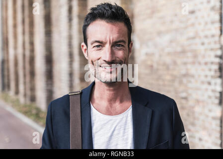 Ritratto di un uomo maturo in città Foto Stock
