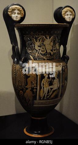 Crátera griega dedicada a onu guerrero muerto. 340-320 a. C. Pintor de Baltimora. Rappresentazione dell guerrero difunto con sus armas y efebo onu en el interior de naiskos onu, rodeados de oferentes. La struttura una sirena canta y le espera para iniciar el tránsito al más allá. En el cuello, una sirena tocando la cítara junto a Eros, en onu jardín paradisíaco. En las asas, Górgonas. Procedente de Puglia (Italia). Museo Arqueológico Nacional. Madrid. España. Foto Stock