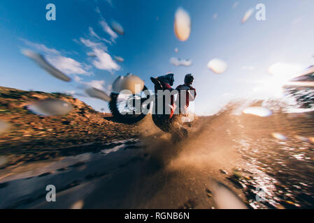 Motocross autista guida attraverso l'acqua, spruzzi Foto Stock
