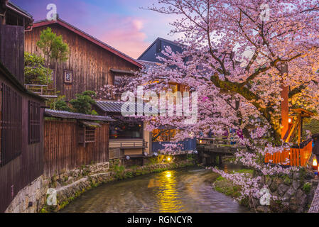 Vista notturna di Fiume Shirakawa in Gion Foto Stock