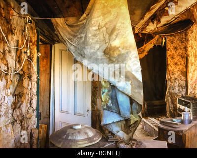 Miglioramento di casa. Interno in bisogno di riparazione e rinnovo Foto Stock