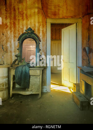 Miglioramento di casa. Interno in bisogno di riparazione e rinnovo Foto Stock