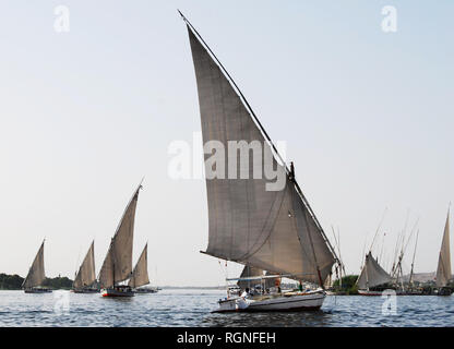 Barche a vela sul fiume Nilo in Egitto Foto Stock