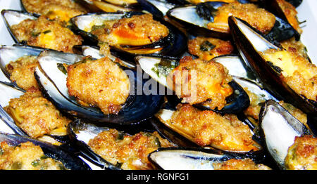 Cozze gratinate, cozze gratinate", sulla piastra, il cibo italiano Foto Stock