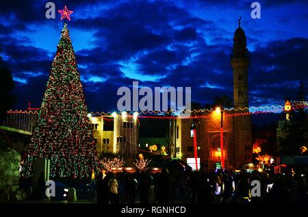 Albero di natale e la moschea sulla piazza di Betlemme Foto Stock