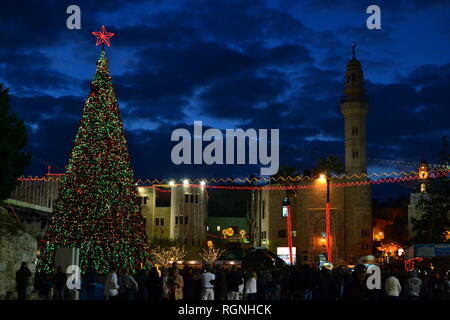 Albero di natale e la moschea sulla piazza di Betlemme Foto Stock