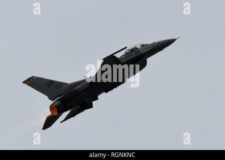 Stati Uniti Air Force Capt. Zoe "SIS" Kotnik, F-16 Viper team di dimostrazione e il comandante pilota, esegue una antenna di precisione dimostrazione oltre la linea di volo a base comune Langley-Eustice, Virginia, Gennaio 28, 2019. Kotnik originariamente assegnato alla 55th Fighter Squadron presso Shaw Air Force Base, S.C., prima ha guadagnato un'assegnazione per il team di dimostrazione. (U.S. Air Force foto di Senior Airman Kathryn R.C. Reaves) Foto Stock