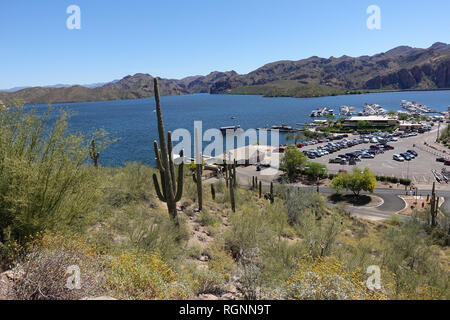 Un turista crociere in barca nel Canyon Lake, Arizona. Foto Stock