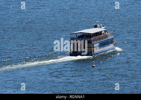 Un turista crociere in barca nel Canyon Lake, Arizona. Foto Stock